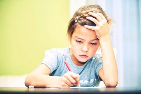 علائم افسردگی در کودکان؛ از پرخوری تا خودکشی