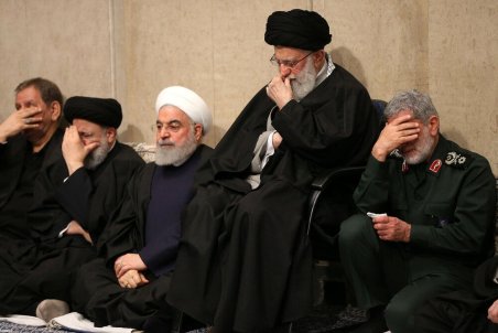 سردار قاآنی در کنار رهبر انقلاب در مراسم بزرگداشت شهید سلیمانی