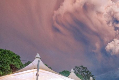 (تصاویر) جشن عروسی زیر فوران مهیب آتشفشان!