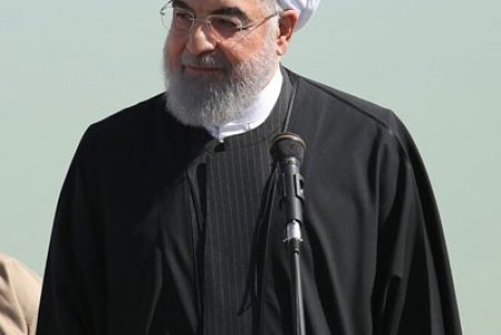 روحانی در بین سیل‌زده‌های سیستان و بلوچستان