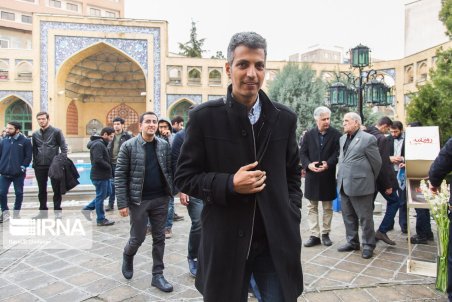 (عکس) فردوسی پور در یادبود جانباختگان سقوط هواپیمای اوکراینی