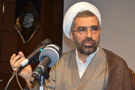 (ویدئو) آتش زدن کتاب مرجع پزشکی جهان توسط "آیت‌الله تبریزیان"!