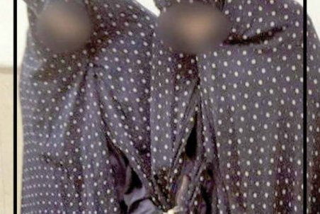 (عکس) این دو دختر با لباس پسرانه از خودرو‌ها سرقت می‌کردند