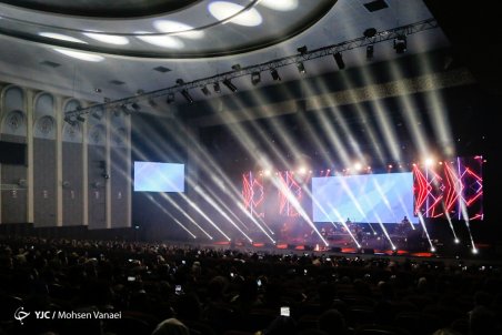 حرکات عجیب خواننده پاپ در اولین کنسرتش + فیلم