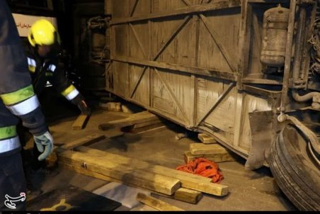 اصفهان| خواب‌آلودگی راننده دلیل واژگونی اتوبوس تهران- شیراز