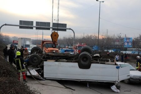 واژگونی مینی‌بوس در بزرگراه شهید چراغچی مشهد