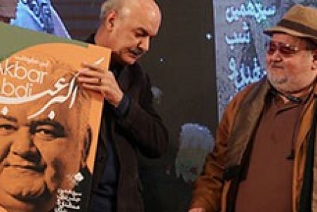 وقتی اکبر عبدی را به جرم تتلو دستگیر می‌کنند