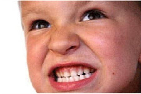 بررسی علت دندان قروچه در کودکان