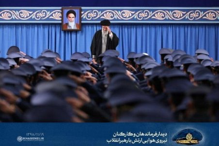 تصویری از واکنش رهبر انقلاب به سلام نظامی فرماندهان و خلبانان نیروی هوایی ارتش