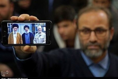 تصویری از فرزند سردار سلیمانی در مراسم اربعین حاج قاسم