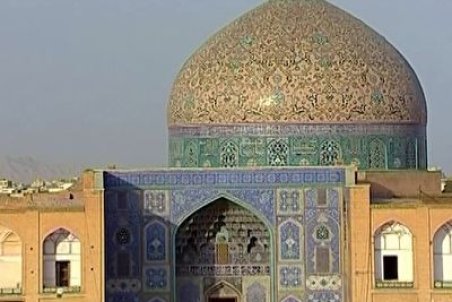 فوتبال بازی کردن در مسجد شیخ لطف‌الله! + فیلم