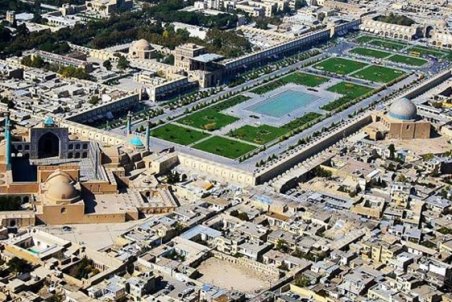 واکنش «میراث» به بازی فوتبال در ورودی مسجد شیخ لطف‌الله: به فیلم مشکوک هستیم