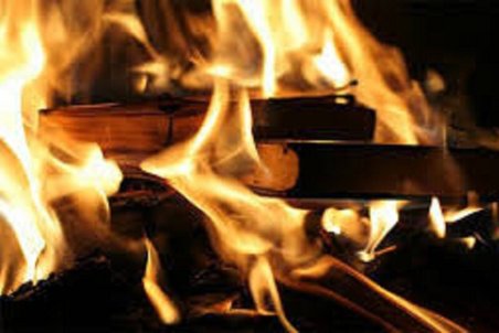 نگاهی به آتش‌زدن کتاب مرجع پزشکی تا شکایت از پزشکان مشهدی