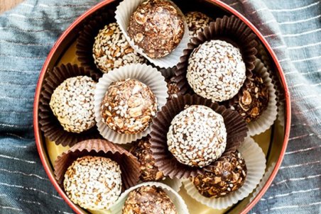 طرز تهیه‌ی حلوای خرما مجلسی؛ با شیر و بدون شیر