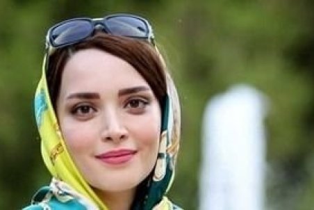 گریم متفاوت بهنوش طباطبایی در نمایش «روزهای رادیو» / عکس