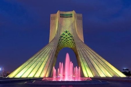 اکران تصاویری بر برج آزادی برای همدردی ایران با ملت چین در مبارزه با ویروس کرونا