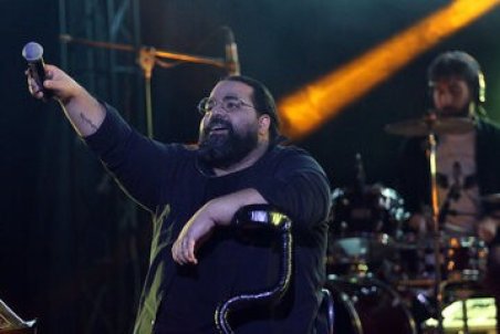 واکنش رضا صادقی به استفاده از تصویرش در یک بنر انتخاباتی