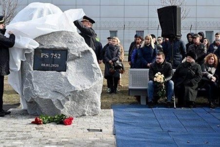 عکس | رونمایی از سنگ یادبود قربانیان پرواز ۷۵۲ هواپیمایی اوکراین در کی‌یف