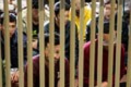 توصیه رسانه احمدی نژادی‌ها؛ زندان‌ها را تخلیه کنید‌