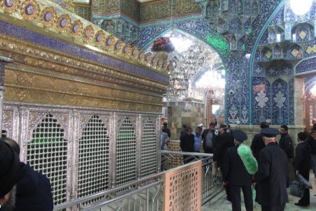 (تصاویر) ایجاد نرده‌های حائل اطراف ضریح حرم حضرت معصومه(س)