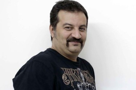 ﻿ مهراب قاسم‌خانی: گل بنفشه را برای درمان کرونا استفاده کنیم؟!