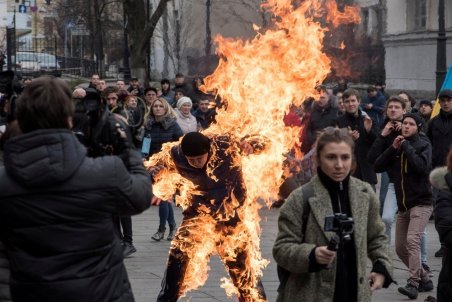 (تصاویر+16) خودسوزی هولناک یک مرد