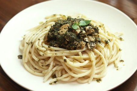 طرز تهیه‌ی پاستا پستو با تکه‌های مرغ