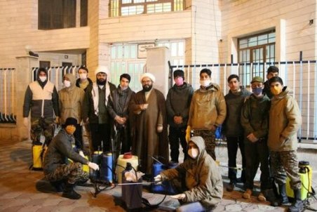 این نمایندهِ روحانی مجلس درحال ضدعفونی کردن شهر است/عکس