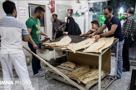 مشتریان وارد نانوایی نشده و از پرداخت وجه نقد خودداری کنند