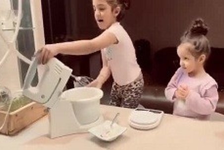 سرگرمی دختر‌های رضا صادقی در خانه