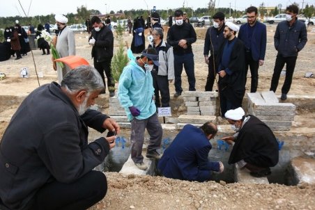 (تصاویر) دفن متوفیان مبتلا به کرونا در قم
