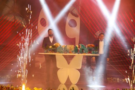 خوانندگی محمد علیزاده در میان کادر درمان بیمارستان امیر اعلم + فیلم