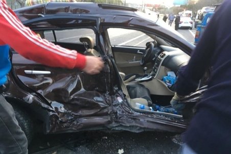 تصادف ۱۶ خودرو در بزرگراه شهید همت به خاطر "ضایعات ماهی" + تصاویر