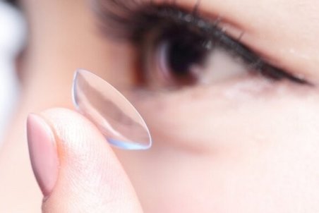 لنزهای تماسی خطر ابتلا به کرونا را افزایش می‌دهند؟