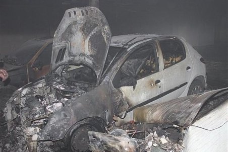 حبس ۴۰ نفر پس از آتش گرفتن ۳ خودرو در مجتمع مسکونی شهرری + تصاویر