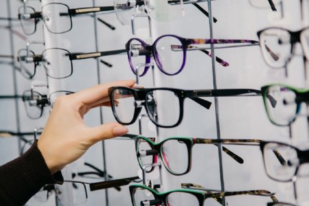 ۸ علامتی که نشان می‌دهد نیاز به عینک دارید
