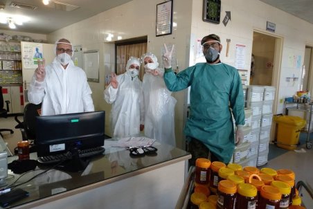 توزیع 400 کیلو عسل در مراکز درمان کرونایی ها در قم+ عکس