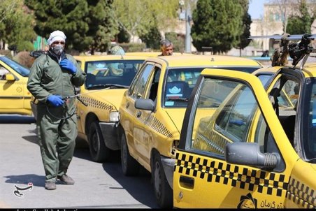 ضدعفونی کردن تاکسی‌های درون شهری شیراز؛ دستکش و ماسک بین رانندگان توزیع می‌شود