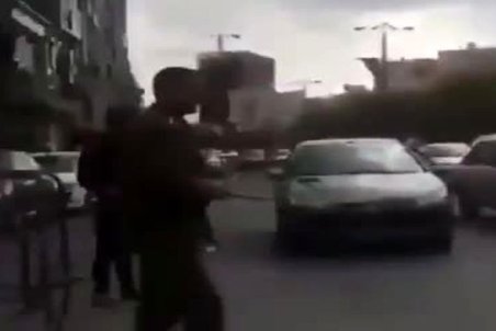 عذرخواهی دختری که شیشه های کانکس پلیس خیابان اندرزگوی تهران را شکست