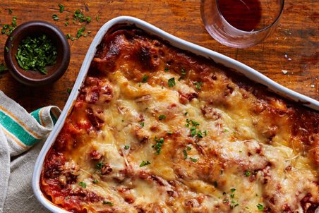 طرز تهیه لازانیا قارچ و گوشت مجلسی و خوشمزه با سس سفید مخصوص در خانه