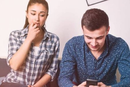 مجازات سرک کشیدن به تلفن همراه دیگران چیست؟