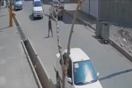 کودک خردسالی که از تصادف وحشتناک جان سالم بدر برد + فیلم