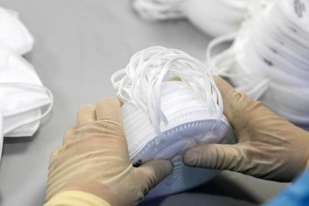 توزیع 300 هزار ماسک  سه لایه در داروخانه های قم