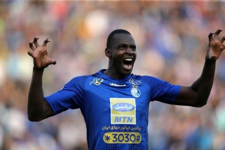 عدد «۱۳»، جعل سند و خواننده خارج‌نشین