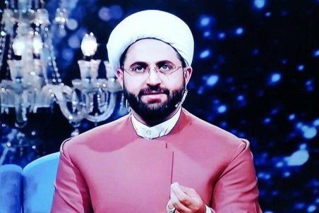 عکس | لباده آخوندی متفاوت مجری روحانی افطار شبکه یک!