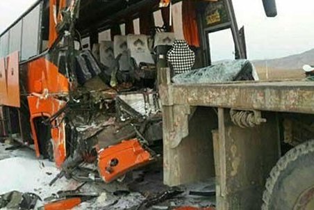 تصادف مرگبار تریلی با اتوبوس در خراسان‌جنوبی