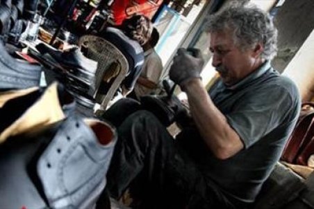 یکه تازی کفش چینی در بازار ایران؛ کارگاه های کفاشی نیازمند تسهیلات کرونایی