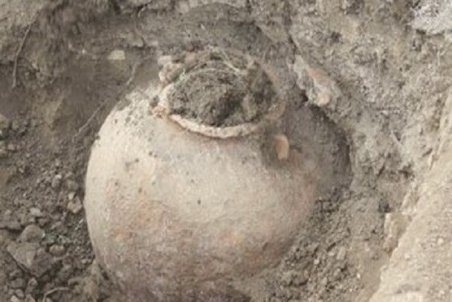 خمره تاریخی هنگام حفر یک قبر در تربت‌حیدریه کشف شد