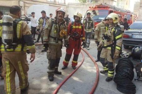 آتش‌سوزی انبار پارچه در خیابان مولوی