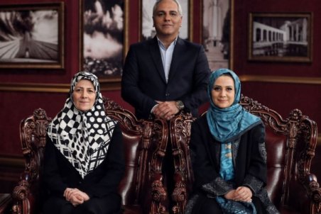 کل کل فلورا سام با مهران مدیری بر سر لهجه شیرازی/ مبل پرحاشیه «دورهمی» صدای مهمان را درآورد